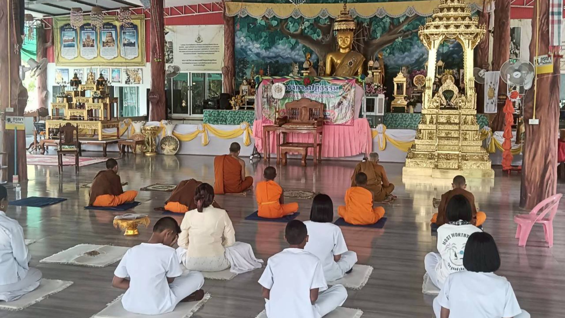 นักเรียนเข้าร่วมโครงการปฏิบัติธรรม เสริมสร้างคุณธรรม จริยธรรม ณ วัดแก้วดวงธรรม